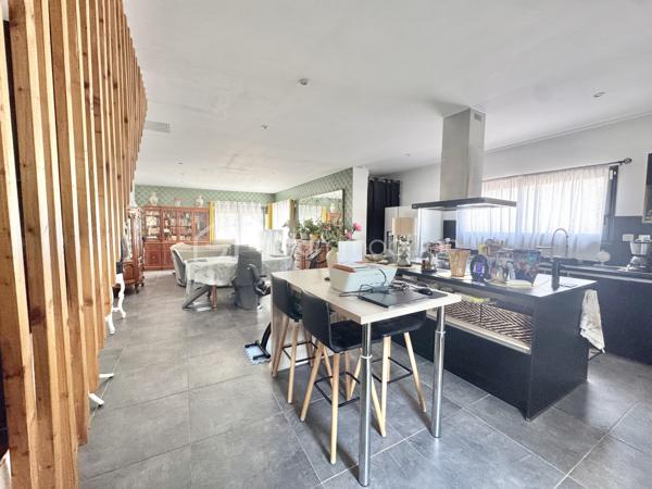 Située à Béziers dans un environnement agréable, cette belle maison récente en 3 faces, construite en 2019, vous séduira par ses volumes généreux et ses prestations modernes.
Édifiée sur une parcelle de 306 m², elle développe des espaces parfaitement pensés pour le confort de toute la famille.
Au rez-de-chaussée, vous découvrirez une superbe pièce de vie lumineuse de 54 m² avec cuisine ouverte, idéale pour partager des moments conviviaux. Un WC indépendant ainsi qu’un garage de 25 m² complètent ce niveau.
À l’étage, la maison dispose de 4 chambres, d’une salle d’eau moderne avec double vasque, d’un WC séparé ainsi que d’une agréable terrasse de 12 m².
Côté extérieur, vous profiterez d’un espace détente avec piscine, parfait pour les beaux jours.
Les plus :
Maison récente sous garantie décennale, Climatisation ,Maison en  3 faces
Beaux volumes,une Piscine, 
Une Terrasse à l’étage
Une maison clé en main, idéale pour une famille recherchant confort et modernité.
Proches des commodités et des transports.
N'hésitez pas à contacter pour organiser une visite.