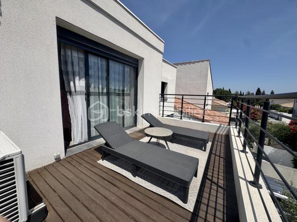 Située à Béziers dans un environnement agréable, cette belle maison récente en 3 faces, construite en 2019, vous séduira par ses volumes généreux et ses prestations modernes.
Édifiée sur une parcelle de 306 m², elle développe des espaces parfaitement pensés pour le confort de toute la famille.
Au rez-de-chaussée, vous découvrirez une superbe pièce de vie lumineuse de 54 m² avec cuisine ouverte, idéale pour partager des moments conviviaux. Un WC indépendant ainsi qu’un garage de 25 m² complètent ce niveau.
À l’étage, la maison dispose de 4 chambres, d’une salle d’eau moderne avec double vasque, d’un WC séparé ainsi que d’une agréable terrasse de 12 m².
Côté extérieur, vous profiterez d’un espace détente avec piscine, parfait pour les beaux jours.
Les plus :
Maison récente sous garantie décennale, Climatisation ,Maison en  3 faces
Beaux volumes,une Piscine, 
Une Terrasse à l’étage
Une maison clé en main, idéale pour une famille recherchant confort et modernité.
Proches des commodités et des transports.
N'hésitez pas à contacter pour organiser une visite.