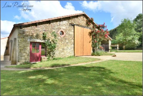 Domaine d'exception - CHAVAGNES EN PAILLERS (85) - 2 maisons d'habitations ainsi que 2 gîtes avec piscine
