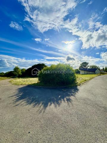 TERRAIN CONSTRUCTIBLE // CU OPÉRATIONNEL POSITIF // ENVIRON 12,09 ARES // ENVIRONNEMENT EXCEPTIONNEL // LACHAMBRE – LES HAUTS DE TISSEN

Vous rêvez de calme, de nature et d’un projet de construction dans un cadre rare ?
Ce terrain situé sur le plateau de Lachambre, au lieu-dit Les Hauts de Tissen, pourrait bien être celui que vous attendiez.

Nichée en bout de rue, cette parcelle bénéficie d’un environnement privilégié, avec une vue panoramique sur les champs et la nature environnante, offrant une sensation d’espace et de sérénité absolument remarquable. Un cadre idéal pour celles et ceux qui recherchent un lieu de vie au vert, sans renoncer à l’accessibilité.

D’une surface d’environ 12,09 ares, ce terrain entièrement constructible dispose d’un CU opérationnel positif.
Il est à viabiliser, avec les réseaux et branchements situés juste devant le terrain, ce qui constitue un vrai atout pour votre futur projet.

Le terrain présente une configuration singulière et pleine de potentiel : il offre environ 11 mètres de façade sur rue dans sa partie la plus étroite, puis s’élargit progressivement jusqu’à environ 17 mètres, sur une longueur d’environ 90 mètres.
Une particularité qui laisse place à de très belles perspectives d’implantation pour une maison pensée en harmonie avec son environnement, avec un vaste jardin, une terrasse tournée vers la nature, ou encore un projet architectural plus atypique.

Côté situation, vous profitez d’un emplacement stratégique :

- environ 40 minutes de Metz
- environ 40 minutes de Sarrebruck
- environ 1h20 du Luxembourg

Et pour les amateurs de mobilité pratique, la gare de Valmont se situe à environ 10 km, avec :

- un direct vers Metz en 25 minutes
- un direct vers Sarrebruck en 30 minutes

Afin de vous aider à vous projeter, j’ai réalisé quelques visuels d’implantation sur site, à titre purement indicatif, pour vous permettre d’imaginer les nombreuses possibilités qu’offre cette parcelle.
👉 Photos non contractuelles – projections 3D des aménagements.

Un terrain rare, dans un cadre inspirant, pour donner vie à un projet sur mesure.

Je vous laisse le découvrir… et reste bien entendu à votre disposition pour tout complément d’information ou pour organiser une visite, afin de vous présenter plus en détail les possibilités qu’offre ce bien.