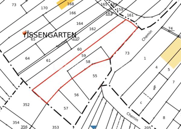 TERRAIN CONSTRUCTIBLE // CU OPÉRATIONNEL POSITIF // ENVIRON 12,09 ARES // ENVIRONNEMENT EXCEPTIONNEL // LACHAMBRE – LES HAUTS DE TISSEN

Vous rêvez de calme, de nature et d’un projet de construction dans un cadre rare ?
Ce terrain situé sur le plateau de Lachambre, au lieu-dit Les Hauts de Tissen, pourrait bien être celui que vous attendiez.

Nichée en bout de rue, cette parcelle bénéficie d’un environnement privilégié, avec une vue panoramique sur les champs et la nature environnante, offrant une sensation d’espace et de sérénité absolument remarquable. Un cadre idéal pour celles et ceux qui recherchent un lieu de vie au vert, sans renoncer à l’accessibilité.

D’une surface d’environ 12,09 ares, ce terrain entièrement constructible dispose d’un CU opérationnel positif.
Il est à viabiliser, avec les réseaux et branchements situés juste devant le terrain, ce qui constitue un vrai atout pour votre futur projet.

Le terrain présente une configuration singulière et pleine de potentiel : il offre environ 11 mètres de façade sur rue dans sa partie la plus étroite, puis s’élargit progressivement jusqu’à environ 17 mètres, sur une longueur d’environ 90 mètres.
Une particularité qui laisse place à de très belles perspectives d’implantation pour une maison pensée en harmonie avec son environnement, avec un vaste jardin, une terrasse tournée vers la nature, ou encore un projet architectural plus atypique.

Côté situation, vous profitez d’un emplacement stratégique :

- environ 40 minutes de Metz
- environ 40 minutes de Sarrebruck
- environ 1h20 du Luxembourg

Et pour les amateurs de mobilité pratique, la gare de Valmont se situe à environ 10 km, avec :

- un direct vers Metz en 25 minutes
- un direct vers Sarrebruck en 30 minutes

Afin de vous aider à vous projeter, j’ai réalisé quelques visuels d’implantation sur site, à titre purement indicatif, pour vous permettre d’imaginer les nombreuses possibilités qu’offre cette parcelle.
👉 Photos non contractuelles – projections 3D des aménagements.

Un terrain rare, dans un cadre inspirant, pour donner vie à un projet sur mesure.

Je vous laisse le découvrir… et reste bien entendu à votre disposition pour tout complément d’information ou pour organiser une visite, afin de vous présenter plus en détail les possibilités qu’offre ce bien.
