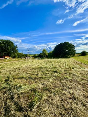 TERRAIN CONSTRUCTIBLE // CU OPÉRATIONNEL POSITIF // ENVIRON 12,09 ARES // ENVIRONNEMENT EXCEPTIONNEL // LACHAMBRE – LES HAUTS DE TISSEN

Vous rêvez de calme, de nature et d’un projet de construction dans un cadre rare ?
Ce terrain situé sur le plateau de Lachambre, au lieu-dit Les Hauts de Tissen, pourrait bien être celui que vous attendiez.

Nichée en bout de rue, cette parcelle bénéficie d’un environnement privilégié, avec une vue panoramique sur les champs et la nature environnante, offrant une sensation d’espace et de sérénité absolument remarquable. Un cadre idéal pour celles et ceux qui recherchent un lieu de vie au vert, sans renoncer à l’accessibilité.

D’une surface d’environ 12,09 ares, ce terrain entièrement constructible dispose d’un CU opérationnel positif.
Il est à viabiliser, avec les réseaux et branchements situés juste devant le terrain, ce qui constitue un vrai atout pour votre futur projet.

Le terrain présente une configuration singulière et pleine de potentiel : il offre environ 11 mètres de façade sur rue dans sa partie la plus étroite, puis s’élargit progressivement jusqu’à environ 17 mètres, sur une longueur d’environ 90 mètres.
Une particularité qui laisse place à de très belles perspectives d’implantation pour une maison pensée en harmonie avec son environnement, avec un vaste jardin, une terrasse tournée vers la nature, ou encore un projet architectural plus atypique.

Côté situation, vous profitez d’un emplacement stratégique :

- environ 40 minutes de Metz
- environ 40 minutes de Sarrebruck
- environ 1h20 du Luxembourg

Et pour les amateurs de mobilité pratique, la gare de Valmont se situe à environ 10 km, avec :

- un direct vers Metz en 25 minutes
- un direct vers Sarrebruck en 30 minutes

Afin de vous aider à vous projeter, j’ai réalisé quelques visuels d’implantation sur site, à titre purement indicatif, pour vous permettre d’imaginer les nombreuses possibilités qu’offre cette parcelle.
👉 Photos non contractuelles – projections 3D des aménagements.

Un terrain rare, dans un cadre inspirant, pour donner vie à un projet sur mesure.

Je vous laisse le découvrir… et reste bien entendu à votre disposition pour tout complément d’information ou pour organiser une visite, afin de vous présenter plus en détail les possibilités qu’offre ce bien.