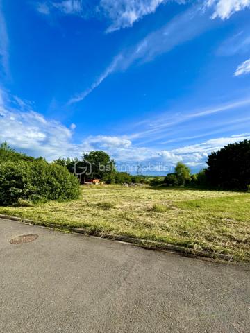 TERRAIN CONSTRUCTIBLE // CU OPÉRATIONNEL POSITIF // ENVIRON 12,09 ARES // ENVIRONNEMENT EXCEPTIONNEL // LACHAMBRE – LES HAUTS DE TISSEN

Vous rêvez de calme, de nature et d’un projet de construction dans un cadre rare ?
Ce terrain situé sur le plateau de Lachambre, au lieu-dit Les Hauts de Tissen, pourrait bien être celui que vous attendiez.

Nichée en bout de rue, cette parcelle bénéficie d’un environnement privilégié, avec une vue panoramique sur les champs et la nature environnante, offrant une sensation d’espace et de sérénité absolument remarquable. Un cadre idéal pour celles et ceux qui recherchent un lieu de vie au vert, sans renoncer à l’accessibilité.

D’une surface d’environ 12,09 ares, ce terrain entièrement constructible dispose d’un CU opérationnel positif.
Il est à viabiliser, avec les réseaux et branchements situés juste devant le terrain, ce qui constitue un vrai atout pour votre futur projet.

Le terrain présente une configuration singulière et pleine de potentiel : il offre environ 11 mètres de façade sur rue dans sa partie la plus étroite, puis s’élargit progressivement jusqu’à environ 17 mètres, sur une longueur d’environ 90 mètres.
Une particularité qui laisse place à de très belles perspectives d’implantation pour une maison pensée en harmonie avec son environnement, avec un vaste jardin, une terrasse tournée vers la nature, ou encore un projet architectural plus atypique.

Côté situation, vous profitez d’un emplacement stratégique :

- environ 40 minutes de Metz
- environ 40 minutes de Sarrebruck
- environ 1h20 du Luxembourg

Et pour les amateurs de mobilité pratique, la gare de Valmont se situe à environ 10 km, avec :

- un direct vers Metz en 25 minutes
- un direct vers Sarrebruck en 30 minutes

Afin de vous aider à vous projeter, j’ai réalisé quelques visuels d’implantation sur site, à titre purement indicatif, pour vous permettre d’imaginer les nombreuses possibilités qu’offre cette parcelle.
👉 Photos non contractuelles – projections 3D des aménagements.

Un terrain rare, dans un cadre inspirant, pour donner vie à un projet sur mesure.

Je vous laisse le découvrir… et reste bien entendu à votre disposition pour tout complément d’information ou pour organiser une visite, afin de vous présenter plus en détail les possibilités qu’offre ce bien.