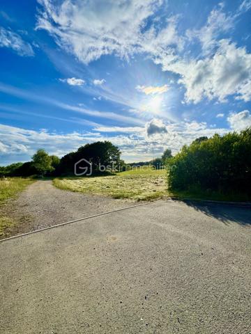 TERRAIN CONSTRUCTIBLE // CU OPÉRATIONNEL POSITIF // ENVIRON 12,09 ARES // ENVIRONNEMENT EXCEPTIONNEL // LACHAMBRE – LES HAUTS DE TISSEN

Vous rêvez de calme, de nature et d’un projet de construction dans un cadre rare ?
Ce terrain situé sur le plateau de Lachambre, au lieu-dit Les Hauts de Tissen, pourrait bien être celui que vous attendiez.

Nichée en bout de rue, cette parcelle bénéficie d’un environnement privilégié, avec une vue panoramique sur les champs et la nature environnante, offrant une sensation d’espace et de sérénité absolument remarquable. Un cadre idéal pour celles et ceux qui recherchent un lieu de vie au vert, sans renoncer à l’accessibilité.

D’une surface d’environ 12,09 ares, ce terrain entièrement constructible dispose d’un CU opérationnel positif.
Il est à viabiliser, avec les réseaux et branchements situés juste devant le terrain, ce qui constitue un vrai atout pour votre futur projet.

Le terrain présente une configuration singulière et pleine de potentiel : il offre environ 11 mètres de façade sur rue dans sa partie la plus étroite, puis s’élargit progressivement jusqu’à environ 17 mètres, sur une longueur d’environ 90 mètres.
Une particularité qui laisse place à de très belles perspectives d’implantation pour une maison pensée en harmonie avec son environnement, avec un vaste jardin, une terrasse tournée vers la nature, ou encore un projet architectural plus atypique.

Côté situation, vous profitez d’un emplacement stratégique :

- environ 40 minutes de Metz
- environ 40 minutes de Sarrebruck
- environ 1h20 du Luxembourg

Et pour les amateurs de mobilité pratique, la gare de Valmont se situe à environ 10 km, avec :

- un direct vers Metz en 25 minutes
- un direct vers Sarrebruck en 30 minutes

Afin de vous aider à vous projeter, j’ai réalisé quelques visuels d’implantation sur site, à titre purement indicatif, pour vous permettre d’imaginer les nombreuses possibilités qu’offre cette parcelle.
👉 Photos non contractuelles – projections 3D des aménagements.

Un terrain rare, dans un cadre inspirant, pour donner vie à un projet sur mesure.

Je vous laisse le découvrir… et reste bien entendu à votre disposition pour tout complément d’information ou pour organiser une visite, afin de vous présenter plus en détail les possibilités qu’offre ce bien.