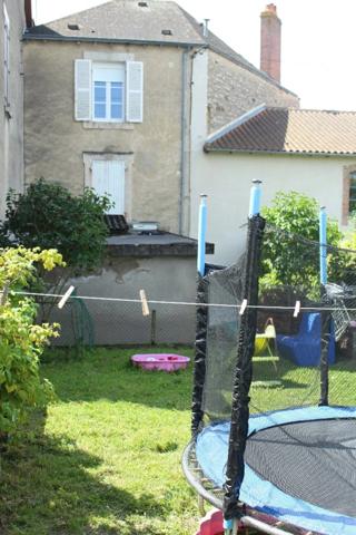 Immeuble de rapport composé de 3 appartements et garages.