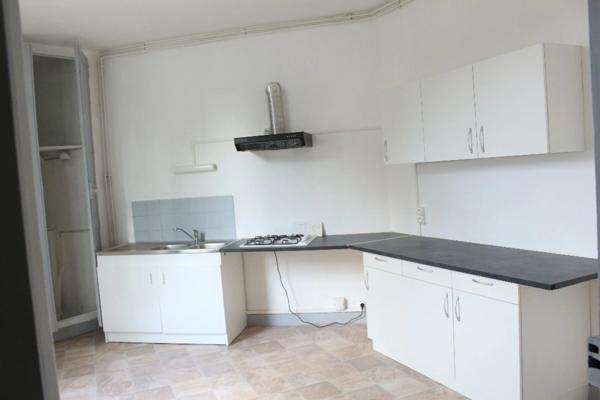 Immeuble de rapport composé de 3 appartements et garages.