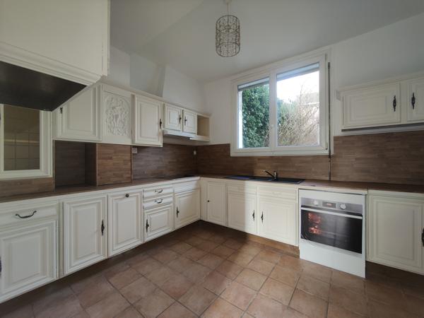 MAISON DE CHARME RENOVEE DE 160 M² HABITABLE AVEC GARAGE ET JARDIN SUR UN TERRAIN CLOS DE 270 M² AU CALME Beauvais (60000)