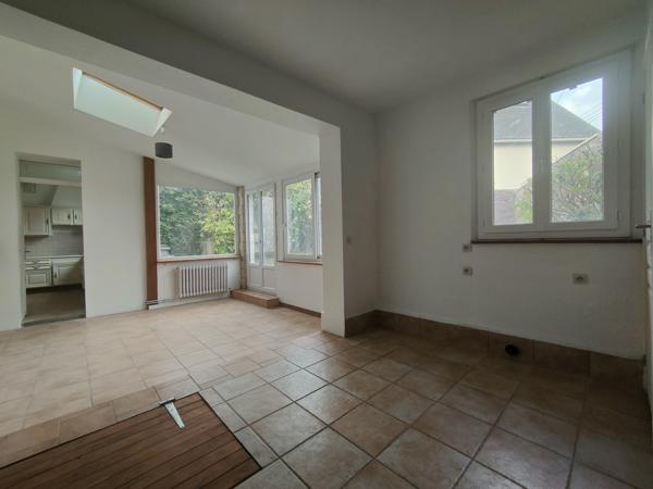 MAISON DE CHARME RENOVEE DE 160 M² HABITABLE AVEC GARAGE ET JARDIN SUR UN TERRAIN CLOS DE 270 M² AU CALME Beauvais (60000)