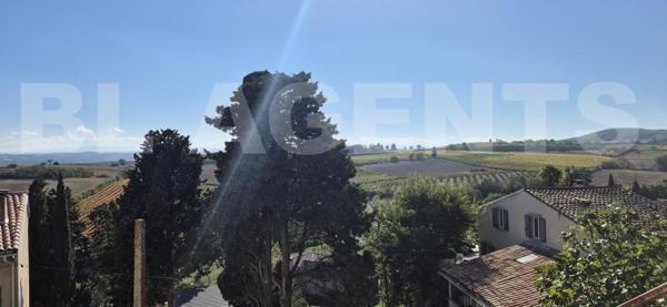 Maison de village avec vue dégagée et remise attenante à Brézilhac (11270)