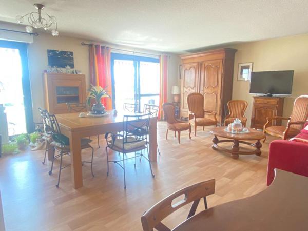 Bel appartement cossu, en dernier étage avec 20m² de terrasse, vue dégagée, 2 ch , celliers et cave