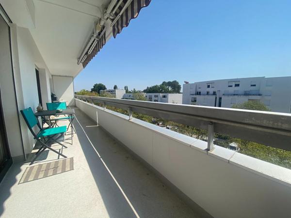 Bel appartement cossu, en dernier étage avec 20m² de terrasse, vue dégagée, 2 ch , celliers et cave