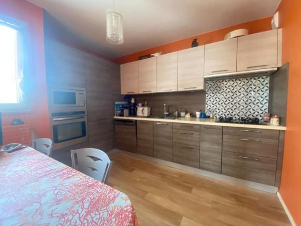 Bel appartement cossu, en dernier étage avec 20m² de terrasse, vue dégagée, 2 ch , celliers et cave