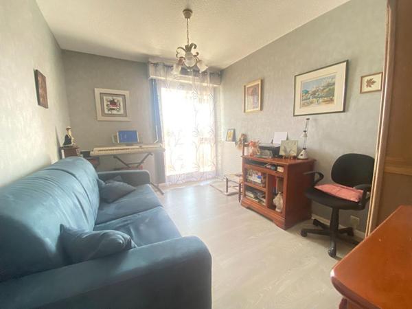 Bel appartement cossu, en dernier étage avec 20m² de terrasse, vue dégagée, 2 ch , celliers et cave