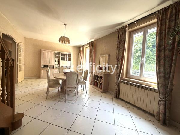 Maison
         6 pièces
        - 160 m² Exclusivité 380 000 € *