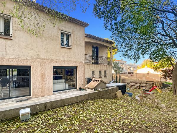 Maison spacieuse 140 m2 sur Parcelle 650 m2 avec piscine à vendre  -  Secteur Saint-Loup 13010 Marseille