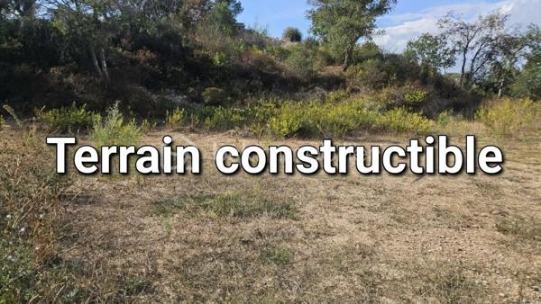 Votre conseillère Fabienne RIGAUD – BSK Immobilier – vous invite à découvrir ce terrain constructible d’environ 1 650 m², situé dans le secteur calme, sur les hauteurs de Vidauban.

Vous apprécierez son environnement pour imaginer votre futur projet de construction et profiter d’un cadre de vie privilégié au cœur du Var. 

 Un potentiel de construction idéal (Zone UCa) Implantée dans un secteur pavillonnaire recherché, cette belle parcelle offre de très belles opportunités pour concrétiser votre projet de vie

Zone du PLU : Zone UCa   Emprise au sol autorisée : 20 %, soit une possibilité d'emprise bâtie allant jusqu'à 335 m² au sol (idéal pour une grande villa de plain-pied ou avec étage, garage, etc.)   
Hauteur maximale : Jusqu'à 7 mètres   
Espaces préservés : Un cadre garantissant au minimum 60 % d'espaces libres et verdoyants  
Implantation : Retrait minimal de 4 mètres par rapport à la voie et aux limites séparatives   

Les atouts du bien :
Superficie généreuse : 1 650 m²   
Environnement calme et résidentiel : Quartier prisé sur les hauteurs de la commune   
Secteur favorable : Zone favorable pour l'assainissement individuel 

Une opportunité rare sur le secteur pour bâtir la maison de vos rêves dans un cadre paisible et verdoyant, tout en restant à proximité des commodités et des grands axes du Var.

Pour tout renseignement complémentaire ou pour organiser une visite sur place, contactez-moi au 06 60 81 38 06 ou par email : f.rigaud@bskimmobilier.com