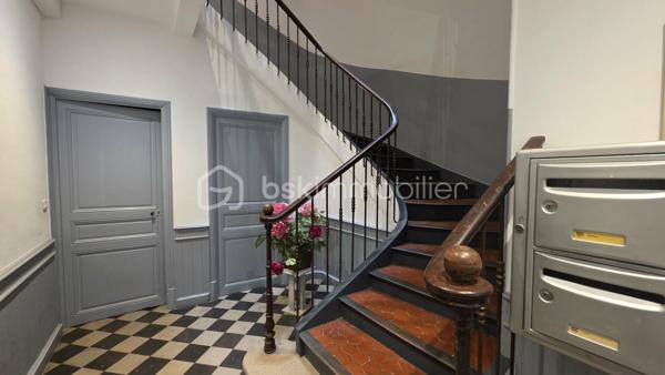 🏡 BSK IMMOBILIER – VALÉRIE BARBIERI vous propose à la vente …

✨ CHARMANT T2 RÉNOVÉ EN PLEIN CŒUR DES ARCS-SUR-ARGENS !

Vous recherchez un appartement sans travaux, idéalement situé et prêt à poser vos valises ? Venez découvrir ce joli 2 pièces d'environ 49 m², situé au 3ᵉ et dernier étage d'un immeuble en plein cœur du village des Arcs-sur-Argens.

🌿 Vivre aux Arcs-sur-Argens, c'est profiter du charme d'un authentique village provençal, de ses ruelles, de ses commerces, restaurants, services et nombreuses commodités, tout en bénéficiant d'une situation privilégiée à proximité de Draguignan, de la gare TGV des Arcs-Draguignan et des principaux axes routiers. Un emplacement idéal pour une résidence principale, un pied-à-terre ou un investissement locatif.

✨ UN APPARTEMENT ENTIÈREMENT RÉNOVÉ

D'une surface d'environ 49 m², cet appartement vous séduira par son état impeccable et sa configuration fonctionnelle.

Situé au dernier étage, il bénéficie également d'un environnement agréable et d'une belle luminosité.

🏢 UNE COPROPRIÉTÉ ENTRETENUE

La copropriété a bénéficié de travaux importants :✅ Toiture refaite en 2017✅ Façade rénovée en 2020✅ Cage d'escalier rénovée en 2021✅ Faibles charges, comprenant notamment l'eau froide

⭐ Aucun travaux à prévoir
⭐ Toutes les commodités accessibles à pied
⭐ Emplacement idéal au cœur des Arcs

🎯 Mon avis : un appartement particulièrement intéressant pour un premier achat, un pied-à-terre en Provence ou un investissement locatif. Son emplacement en plein centre, son excellent état et les travaux déjà réalisés dans la copropriété en font un bien facile à vivre et particulièrement attractif.

📞 Une visite s'impose ! Contactez-moi pour découvrir cet appartement et vous laisser séduire par son emplacement au cœur des Arcs-sur-Argens.

Visites possibles 7 jours sur 7, week-ends et jours fériés sur rendez-vous