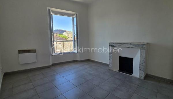🏡 BSK IMMOBILIER – VALÉRIE BARBIERI vous propose à la vente …

✨ CHARMANT T2 RÉNOVÉ EN PLEIN CŒUR DES ARCS-SUR-ARGENS !

Vous recherchez un appartement sans travaux, idéalement situé et prêt à poser vos valises ? Venez découvrir ce joli 2 pièces d'environ 49 m², situé au 3ᵉ et dernier étage d'un immeuble en plein cœur du village des Arcs-sur-Argens.

🌿 Vivre aux Arcs-sur-Argens, c'est profiter du charme d'un authentique village provençal, de ses ruelles, de ses commerces, restaurants, services et nombreuses commodités, tout en bénéficiant d'une situation privilégiée à proximité de Draguignan, de la gare TGV des Arcs-Draguignan et des principaux axes routiers. Un emplacement idéal pour une résidence principale, un pied-à-terre ou un investissement locatif.

✨ UN APPARTEMENT ENTIÈREMENT RÉNOVÉ

D'une surface d'environ 49 m², cet appartement vous séduira par son état impeccable et sa configuration fonctionnelle.

Situé au dernier étage, il bénéficie également d'un environnement agréable et d'une belle luminosité.

🏢 UNE COPROPRIÉTÉ ENTRETENUE

La copropriété a bénéficié de travaux importants :✅ Toiture refaite en 2017✅ Façade rénovée en 2020✅ Cage d'escalier rénovée en 2021✅ Faibles charges, comprenant notamment l'eau froide

⭐ Aucun travaux à prévoir
⭐ Toutes les commodités accessibles à pied
⭐ Emplacement idéal au cœur des Arcs

🎯 Mon avis : un appartement particulièrement intéressant pour un premier achat, un pied-à-terre en Provence ou un investissement locatif. Son emplacement en plein centre, son excellent état et les travaux déjà réalisés dans la copropriété en font un bien facile à vivre et particulièrement attractif.

📞 Une visite s'impose ! Contactez-moi pour découvrir cet appartement et vous laisser séduire par son emplacement au cœur des Arcs-sur-Argens.

Visites possibles 7 jours sur 7, week-ends et jours fériés sur rendez-vous
