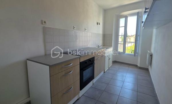 🏡 BSK IMMOBILIER – VALÉRIE BARBIERI vous propose à la vente …

✨ CHARMANT T2 RÉNOVÉ EN PLEIN CŒUR DES ARCS-SUR-ARGENS !

Vous recherchez un appartement sans travaux, idéalement situé et prêt à poser vos valises ? Venez découvrir ce joli 2 pièces d'environ 49 m², situé au 3ᵉ et dernier étage d'un immeuble en plein cœur du village des Arcs-sur-Argens.

🌿 Vivre aux Arcs-sur-Argens, c'est profiter du charme d'un authentique village provençal, de ses ruelles, de ses commerces, restaurants, services et nombreuses commodités, tout en bénéficiant d'une situation privilégiée à proximité de Draguignan, de la gare TGV des Arcs-Draguignan et des principaux axes routiers. Un emplacement idéal pour une résidence principale, un pied-à-terre ou un investissement locatif.

✨ UN APPARTEMENT ENTIÈREMENT RÉNOVÉ

D'une surface d'environ 49 m², cet appartement vous séduira par son état impeccable et sa configuration fonctionnelle.

Situé au dernier étage, il bénéficie également d'un environnement agréable et d'une belle luminosité.

🏢 UNE COPROPRIÉTÉ ENTRETENUE

La copropriété a bénéficié de travaux importants :✅ Toiture refaite en 2017✅ Façade rénovée en 2020✅ Cage d'escalier rénovée en 2021✅ Faibles charges, comprenant notamment l'eau froide

⭐ Aucun travaux à prévoir
⭐ Toutes les commodités accessibles à pied
⭐ Emplacement idéal au cœur des Arcs

🎯 Mon avis : un appartement particulièrement intéressant pour un premier achat, un pied-à-terre en Provence ou un investissement locatif. Son emplacement en plein centre, son excellent état et les travaux déjà réalisés dans la copropriété en font un bien facile à vivre et particulièrement attractif.

📞 Une visite s'impose ! Contactez-moi pour découvrir cet appartement et vous laisser séduire par son emplacement au cœur des Arcs-sur-Argens.

Visites possibles 7 jours sur 7, week-ends et jours fériés sur rendez-vous