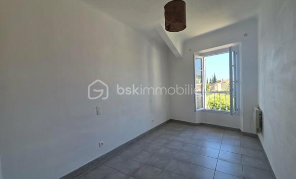 🏡 BSK IMMOBILIER – VALÉRIE BARBIERI vous propose à la vente …

✨ CHARMANT T2 RÉNOVÉ EN PLEIN CŒUR DES ARCS-SUR-ARGENS !

Vous recherchez un appartement sans travaux, idéalement situé et prêt à poser vos valises ? Venez découvrir ce joli 2 pièces d'environ 49 m², situé au 3ᵉ et dernier étage d'un immeuble en plein cœur du village des Arcs-sur-Argens.

🌿 Vivre aux Arcs-sur-Argens, c'est profiter du charme d'un authentique village provençal, de ses ruelles, de ses commerces, restaurants, services et nombreuses commodités, tout en bénéficiant d'une situation privilégiée à proximité de Draguignan, de la gare TGV des Arcs-Draguignan et des principaux axes routiers. Un emplacement idéal pour une résidence principale, un pied-à-terre ou un investissement locatif.

✨ UN APPARTEMENT ENTIÈREMENT RÉNOVÉ

D'une surface d'environ 49 m², cet appartement vous séduira par son état impeccable et sa configuration fonctionnelle.

Situé au dernier étage, il bénéficie également d'un environnement agréable et d'une belle luminosité.

🏢 UNE COPROPRIÉTÉ ENTRETENUE

La copropriété a bénéficié de travaux importants :✅ Toiture refaite en 2017✅ Façade rénovée en 2020✅ Cage d'escalier rénovée en 2021✅ Faibles charges, comprenant notamment l'eau froide

⭐ Aucun travaux à prévoir
⭐ Toutes les commodités accessibles à pied
⭐ Emplacement idéal au cœur des Arcs

🎯 Mon avis : un appartement particulièrement intéressant pour un premier achat, un pied-à-terre en Provence ou un investissement locatif. Son emplacement en plein centre, son excellent état et les travaux déjà réalisés dans la copropriété en font un bien facile à vivre et particulièrement attractif.

📞 Une visite s'impose ! Contactez-moi pour découvrir cet appartement et vous laisser séduire par son emplacement au cœur des Arcs-sur-Argens.

Visites possibles 7 jours sur 7, week-ends et jours fériés sur rendez-vous