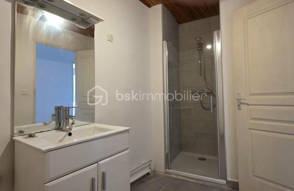 🏡 BSK IMMOBILIER – VALÉRIE BARBIERI vous propose à la vente …

✨ CHARMANT T2 RÉNOVÉ EN PLEIN CŒUR DES ARCS-SUR-ARGENS !

Vous recherchez un appartement sans travaux, idéalement situé et prêt à poser vos valises ? Venez découvrir ce joli 2 pièces d'environ 49 m², situé au 3ᵉ et dernier étage d'un immeuble en plein cœur du village des Arcs-sur-Argens.

🌿 Vivre aux Arcs-sur-Argens, c'est profiter du charme d'un authentique village provençal, de ses ruelles, de ses commerces, restaurants, services et nombreuses commodités, tout en bénéficiant d'une situation privilégiée à proximité de Draguignan, de la gare TGV des Arcs-Draguignan et des principaux axes routiers. Un emplacement idéal pour une résidence principale, un pied-à-terre ou un investissement locatif.

✨ UN APPARTEMENT ENTIÈREMENT RÉNOVÉ

D'une surface d'environ 49 m², cet appartement vous séduira par son état impeccable et sa configuration fonctionnelle.

Situé au dernier étage, il bénéficie également d'un environnement agréable et d'une belle luminosité.

🏢 UNE COPROPRIÉTÉ ENTRETENUE

La copropriété a bénéficié de travaux importants :✅ Toiture refaite en 2017✅ Façade rénovée en 2020✅ Cage d'escalier rénovée en 2021✅ Faibles charges, comprenant notamment l'eau froide

⭐ Aucun travaux à prévoir
⭐ Toutes les commodités accessibles à pied
⭐ Emplacement idéal au cœur des Arcs

🎯 Mon avis : un appartement particulièrement intéressant pour un premier achat, un pied-à-terre en Provence ou un investissement locatif. Son emplacement en plein centre, son excellent état et les travaux déjà réalisés dans la copropriété en font un bien facile à vivre et particulièrement attractif.

📞 Une visite s'impose ! Contactez-moi pour découvrir cet appartement et vous laisser séduire par son emplacement au cœur des Arcs-sur-Argens.

Visites possibles 7 jours sur 7, week-ends et jours fériés sur rendez-vous