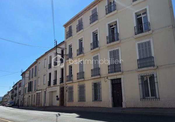 🏡 BSK IMMOBILIER – VALÉRIE BARBIERI vous propose à la vente …

✨ CHARMANT T2 RÉNOVÉ EN PLEIN CŒUR DES ARCS-SUR-ARGENS !

Vous recherchez un appartement sans travaux, idéalement situé et prêt à poser vos valises ? Venez découvrir ce joli 2 pièces d'environ 49 m², situé au 3ᵉ et dernier étage d'un immeuble en plein cœur du village des Arcs-sur-Argens.

🌿 Vivre aux Arcs-sur-Argens, c'est profiter du charme d'un authentique village provençal, de ses ruelles, de ses commerces, restaurants, services et nombreuses commodités, tout en bénéficiant d'une situation privilégiée à proximité de Draguignan, de la gare TGV des Arcs-Draguignan et des principaux axes routiers. Un emplacement idéal pour une résidence principale, un pied-à-terre ou un investissement locatif.

✨ UN APPARTEMENT ENTIÈREMENT RÉNOVÉ

D'une surface d'environ 49 m², cet appartement vous séduira par son état impeccable et sa configuration fonctionnelle.

Situé au dernier étage, il bénéficie également d'un environnement agréable et d'une belle luminosité.

🏢 UNE COPROPRIÉTÉ ENTRETENUE

La copropriété a bénéficié de travaux importants :✅ Toiture refaite en 2017✅ Façade rénovée en 2020✅ Cage d'escalier rénovée en 2021✅ Faibles charges, comprenant notamment l'eau froide

⭐ Aucun travaux à prévoir
⭐ Toutes les commodités accessibles à pied
⭐ Emplacement idéal au cœur des Arcs

🎯 Mon avis : un appartement particulièrement intéressant pour un premier achat, un pied-à-terre en Provence ou un investissement locatif. Son emplacement en plein centre, son excellent état et les travaux déjà réalisés dans la copropriété en font un bien facile à vivre et particulièrement attractif.

📞 Une visite s'impose ! Contactez-moi pour découvrir cet appartement et vous laisser séduire par son emplacement au cœur des Arcs-sur-Argens.

Visites possibles 7 jours sur 7, week-ends et jours fériés sur rendez-vous