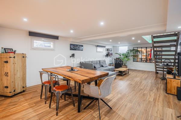 Olivier GOAZIOU BSK immobilier vous propose en exclusivité ce chaleureux appartement duplex de 104 m² rénové en 2019 et idéalement situé pour les citadins en quête de confort et de commodités. Niché dans une petite copropriété construite en 1966 et sans procédures, ce bien offre un cadre de vie calme et agréable à quelques pas de l'hyper centre et ses commodités.

Répartit sur deux niveaux, il comprend un dégagement d'entrée avec petit cellier,une belle pièce de vie de 48,81 m2 avec espace cuisine équipée.A l'étage prennent place une première chambre lumineuse de 15,14 m2 avec rangements , une seconde chambre de 12,85 m2 ainsi qu'un dégagement pouvant accueillir un espace bureau. Nous retrouverons également une salle d'eau avec coin buanderie de 7,57 m2 ainsi qu'un toilette séparé venant compléter la surface du second étage.Ce Bien en copropriété de trois lots avec des charges annuelles de 1650 €, offre une belle opportunité de résider au coeur de centre ville tout en vous procurant confort de vie, calme et jolies prestations.Stationnement en cour intérieure privée et sécurisée , garage possible en sus du prix indiqué.

Proximité immédiate avec les transports en commun et les services locaux, cet appartement vous séduira par son charme urbain. Ne manquez pas cette occasion! Plus d 'informations ?Contactez Olivier dès maintenant pour échanger sur votre projet et réserver votre visite.A bientôt