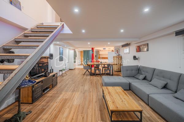Olivier GOAZIOU BSK immobilier vous propose en exclusivité ce chaleureux appartement duplex de 104 m² rénové en 2019 et idéalement situé pour les citadins en quête de confort et de commodités. Niché dans une petite copropriété construite en 1966 et sans procédures, ce bien offre un cadre de vie calme et agréable à quelques pas de l'hyper centre et ses commodités.

Répartit sur deux niveaux, il comprend un dégagement d'entrée avec petit cellier,une belle pièce de vie de 48,81 m2 avec espace cuisine équipée.A l'étage prennent place une première chambre lumineuse de 15,14 m2 avec rangements , une seconde chambre de 12,85 m2 ainsi qu'un dégagement pouvant accueillir un espace bureau. Nous retrouverons également une salle d'eau avec coin buanderie de 7,57 m2 ainsi qu'un toilette séparé venant compléter la surface du second étage.Ce Bien en copropriété de trois lots avec des charges annuelles de 1650 €, offre une belle opportunité de résider au coeur de centre ville tout en vous procurant confort de vie, calme et jolies prestations.Stationnement en cour intérieure privée et sécurisée , garage possible en sus du prix indiqué.

Proximité immédiate avec les transports en commun et les services locaux, cet appartement vous séduira par son charme urbain. Ne manquez pas cette occasion! Plus d 'informations ?Contactez Olivier dès maintenant pour échanger sur votre projet et réserver votre visite.A bientôt