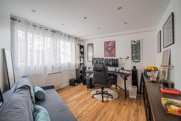 Olivier GOAZIOU BSK immobilier vous propose en exclusivité ce chaleureux appartement duplex de 104 m² rénové en 2019 et idéalement situé pour les citadins en quête de confort et de commodités. Niché dans une petite copropriété construite en 1966 et sans procédures, ce bien offre un cadre de vie calme et agréable à quelques pas de l'hyper centre et ses commodités.

Répartit sur deux niveaux, il comprend un dégagement d'entrée avec petit cellier,une belle pièce de vie de 48,81 m2 avec espace cuisine équipée.A l'étage prennent place une première chambre lumineuse de 15,14 m2 avec rangements , une seconde chambre de 12,85 m2 ainsi qu'un dégagement pouvant accueillir un espace bureau. Nous retrouverons également une salle d'eau avec coin buanderie de 7,57 m2 ainsi qu'un toilette séparé venant compléter la surface du second étage.Ce Bien en copropriété de trois lots avec des charges annuelles de 1650 €, offre une belle opportunité de résider au coeur de centre ville tout en vous procurant confort de vie, calme et jolies prestations.Stationnement en cour intérieure privée et sécurisée , garage possible en sus du prix indiqué.

Proximité immédiate avec les transports en commun et les services locaux, cet appartement vous séduira par son charme urbain. Ne manquez pas cette occasion! Plus d 'informations ?Contactez Olivier dès maintenant pour échanger sur votre projet et réserver votre visite.A bientôt