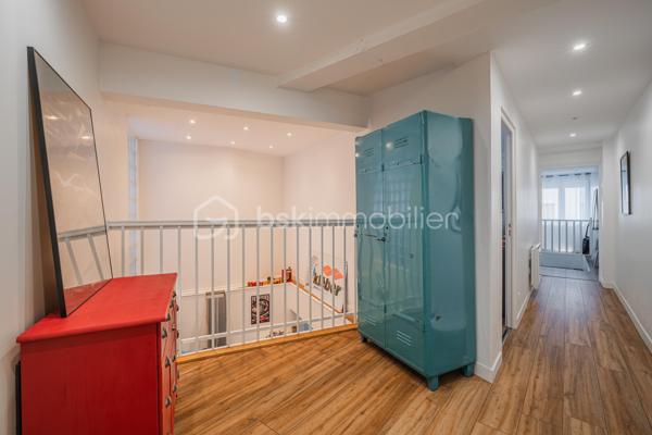 Olivier GOAZIOU BSK immobilier vous propose en exclusivité ce chaleureux appartement duplex de 104 m² rénové en 2019 et idéalement situé pour les citadins en quête de confort et de commodités. Niché dans une petite copropriété construite en 1966 et sans procédures, ce bien offre un cadre de vie calme et agréable à quelques pas de l'hyper centre et ses commodités.

Répartit sur deux niveaux, il comprend un dégagement d'entrée avec petit cellier,une belle pièce de vie de 48,81 m2 avec espace cuisine équipée.A l'étage prennent place une première chambre lumineuse de 15,14 m2 avec rangements , une seconde chambre de 12,85 m2 ainsi qu'un dégagement pouvant accueillir un espace bureau. Nous retrouverons également une salle d'eau avec coin buanderie de 7,57 m2 ainsi qu'un toilette séparé venant compléter la surface du second étage.Ce Bien en copropriété de trois lots avec des charges annuelles de 1650 €, offre une belle opportunité de résider au coeur de centre ville tout en vous procurant confort de vie, calme et jolies prestations.Stationnement en cour intérieure privée et sécurisée , garage possible en sus du prix indiqué.

Proximité immédiate avec les transports en commun et les services locaux, cet appartement vous séduira par son charme urbain. Ne manquez pas cette occasion! Plus d 'informations ?Contactez Olivier dès maintenant pour échanger sur votre projet et réserver votre visite.A bientôt