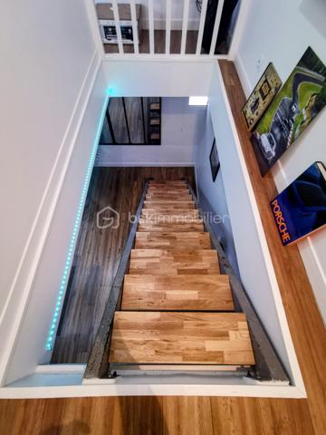 Olivier GOAZIOU BSK immobilier vous propose en exclusivité ce chaleureux appartement duplex de 104 m² rénové en 2019 et idéalement situé pour les citadins en quête de confort et de commodités. Niché dans une petite copropriété construite en 1966 et sans procédures, ce bien offre un cadre de vie calme et agréable à quelques pas de l'hyper centre et ses commodités.

Répartit sur deux niveaux, il comprend un dégagement d'entrée avec petit cellier,une belle pièce de vie de 48,81 m2 avec espace cuisine équipée.A l'étage prennent place une première chambre lumineuse de 15,14 m2 avec rangements , une seconde chambre de 12,85 m2 ainsi qu'un dégagement pouvant accueillir un espace bureau. Nous retrouverons également une salle d'eau avec coin buanderie de 7,57 m2 ainsi qu'un toilette séparé venant compléter la surface du second étage.Ce Bien en copropriété de trois lots avec des charges annuelles de 1650 €, offre une belle opportunité de résider au coeur de centre ville tout en vous procurant confort de vie, calme et jolies prestations.Stationnement en cour intérieure privée et sécurisée , garage possible en sus du prix indiqué.

Proximité immédiate avec les transports en commun et les services locaux, cet appartement vous séduira par son charme urbain. Ne manquez pas cette occasion! Plus d 'informations ?Contactez Olivier dès maintenant pour échanger sur votre projet et réserver votre visite.A bientôt