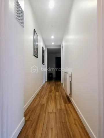 Olivier GOAZIOU BSK immobilier vous propose en exclusivité ce chaleureux appartement duplex de 104 m² rénové en 2019 et idéalement situé pour les citadins en quête de confort et de commodités. Niché dans une petite copropriété construite en 1966 et sans procédures, ce bien offre un cadre de vie calme et agréable à quelques pas de l'hyper centre et ses commodités.

Répartit sur deux niveaux, il comprend un dégagement d'entrée avec petit cellier,une belle pièce de vie de 48,81 m2 avec espace cuisine équipée.A l'étage prennent place une première chambre lumineuse de 15,14 m2 avec rangements , une seconde chambre de 12,85 m2 ainsi qu'un dégagement pouvant accueillir un espace bureau. Nous retrouverons également une salle d'eau avec coin buanderie de 7,57 m2 ainsi qu'un toilette séparé venant compléter la surface du second étage.Ce Bien en copropriété de trois lots avec des charges annuelles de 1650 €, offre une belle opportunité de résider au coeur de centre ville tout en vous procurant confort de vie, calme et jolies prestations.Stationnement en cour intérieure privée et sécurisée , garage possible en sus du prix indiqué.

Proximité immédiate avec les transports en commun et les services locaux, cet appartement vous séduira par son charme urbain. Ne manquez pas cette occasion! Plus d 'informations ?Contactez Olivier dès maintenant pour échanger sur votre projet et réserver votre visite.A bientôt