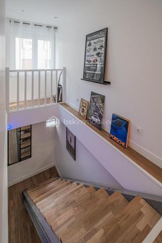 Olivier GOAZIOU BSK immobilier vous propose en exclusivité ce chaleureux appartement duplex de 104 m² rénové en 2019 et idéalement situé pour les citadins en quête de confort et de commodités. Niché dans une petite copropriété construite en 1966 et sans procédures, ce bien offre un cadre de vie calme et agréable à quelques pas de l'hyper centre et ses commodités.

Répartit sur deux niveaux, il comprend un dégagement d'entrée avec petit cellier,une belle pièce de vie de 48,81 m2 avec espace cuisine équipée.A l'étage prennent place une première chambre lumineuse de 15,14 m2 avec rangements , une seconde chambre de 12,85 m2 ainsi qu'un dégagement pouvant accueillir un espace bureau. Nous retrouverons également une salle d'eau avec coin buanderie de 7,57 m2 ainsi qu'un toilette séparé venant compléter la surface du second étage.Ce Bien en copropriété de trois lots avec des charges annuelles de 1650 €, offre une belle opportunité de résider au coeur de centre ville tout en vous procurant confort de vie, calme et jolies prestations.Stationnement en cour intérieure privée et sécurisée , garage possible en sus du prix indiqué.

Proximité immédiate avec les transports en commun et les services locaux, cet appartement vous séduira par son charme urbain. Ne manquez pas cette occasion! Plus d 'informations ?Contactez Olivier dès maintenant pour échanger sur votre projet et réserver votre visite.A bientôt
