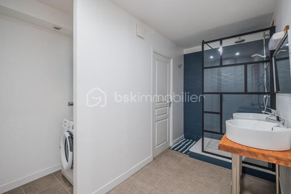 Olivier GOAZIOU BSK immobilier vous propose en exclusivité ce chaleureux appartement duplex de 104 m² rénové en 2019 et idéalement situé pour les citadins en quête de confort et de commodités. Niché dans une petite copropriété construite en 1966 et sans procédures, ce bien offre un cadre de vie calme et agréable à quelques pas de l'hyper centre et ses commodités.

Répartit sur deux niveaux, il comprend un dégagement d'entrée avec petit cellier,une belle pièce de vie de 48,81 m2 avec espace cuisine équipée.A l'étage prennent place une première chambre lumineuse de 15,14 m2 avec rangements , une seconde chambre de 12,85 m2 ainsi qu'un dégagement pouvant accueillir un espace bureau. Nous retrouverons également une salle d'eau avec coin buanderie de 7,57 m2 ainsi qu'un toilette séparé venant compléter la surface du second étage.Ce Bien en copropriété de trois lots avec des charges annuelles de 1650 €, offre une belle opportunité de résider au coeur de centre ville tout en vous procurant confort de vie, calme et jolies prestations.Stationnement en cour intérieure privée et sécurisée , garage possible en sus du prix indiqué.

Proximité immédiate avec les transports en commun et les services locaux, cet appartement vous séduira par son charme urbain. Ne manquez pas cette occasion! Plus d 'informations ?Contactez Olivier dès maintenant pour échanger sur votre projet et réserver votre visite.A bientôt