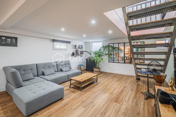 Olivier GOAZIOU BSK immobilier vous propose en exclusivité ce chaleureux appartement duplex de 104 m² rénové en 2019 et idéalement situé pour les citadins en quête de confort et de commodités. Niché dans une petite copropriété construite en 1966 et sans procédures, ce bien offre un cadre de vie calme et agréable à quelques pas de l'hyper centre et ses commodités.

Répartit sur deux niveaux, il comprend un dégagement d'entrée avec petit cellier,une belle pièce de vie de 48,81 m2 avec espace cuisine équipée.A l'étage prennent place une première chambre lumineuse de 15,14 m2 avec rangements , une seconde chambre de 12,85 m2 ainsi qu'un dégagement pouvant accueillir un espace bureau. Nous retrouverons également une salle d'eau avec coin buanderie de 7,57 m2 ainsi qu'un toilette séparé venant compléter la surface du second étage.Ce Bien en copropriété de trois lots avec des charges annuelles de 1650 €, offre une belle opportunité de résider au coeur de centre ville tout en vous procurant confort de vie, calme et jolies prestations.Stationnement en cour intérieure privée et sécurisée , garage possible en sus du prix indiqué.

Proximité immédiate avec les transports en commun et les services locaux, cet appartement vous séduira par son charme urbain. Ne manquez pas cette occasion! Plus d 'informations ?Contactez Olivier dès maintenant pour échanger sur votre projet et réserver votre visite.A bientôt