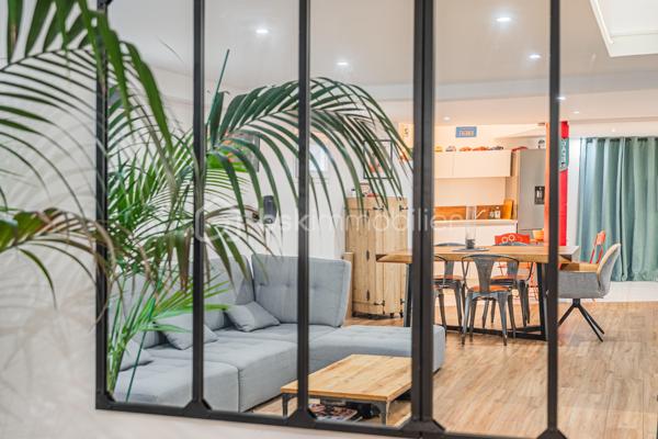 Olivier GOAZIOU BSK immobilier vous propose en exclusivité ce chaleureux appartement duplex de 104 m² rénové en 2019 et idéalement situé pour les citadins en quête de confort et de commodités. Niché dans une petite copropriété construite en 1966 et sans procédures, ce bien offre un cadre de vie calme et agréable à quelques pas de l'hyper centre et ses commodités.

Répartit sur deux niveaux, il comprend un dégagement d'entrée avec petit cellier,une belle pièce de vie de 48,81 m2 avec espace cuisine équipée.A l'étage prennent place une première chambre lumineuse de 15,14 m2 avec rangements , une seconde chambre de 12,85 m2 ainsi qu'un dégagement pouvant accueillir un espace bureau. Nous retrouverons également une salle d'eau avec coin buanderie de 7,57 m2 ainsi qu'un toilette séparé venant compléter la surface du second étage.Ce Bien en copropriété de trois lots avec des charges annuelles de 1650 €, offre une belle opportunité de résider au coeur de centre ville tout en vous procurant confort de vie, calme et jolies prestations.Stationnement en cour intérieure privée et sécurisée , garage possible en sus du prix indiqué.

Proximité immédiate avec les transports en commun et les services locaux, cet appartement vous séduira par son charme urbain. Ne manquez pas cette occasion! Plus d 'informations ?Contactez Olivier dès maintenant pour échanger sur votre projet et réserver votre visite.A bientôt