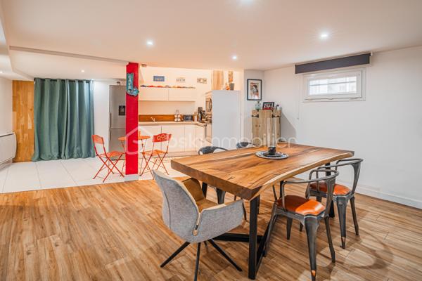 Olivier GOAZIOU BSK immobilier vous propose en exclusivité ce chaleureux appartement duplex de 104 m² rénové en 2019 et idéalement situé pour les citadins en quête de confort et de commodités. Niché dans une petite copropriété construite en 1966 et sans procédures, ce bien offre un cadre de vie calme et agréable à quelques pas de l'hyper centre et ses commodités.

Répartit sur deux niveaux, il comprend un dégagement d'entrée avec petit cellier,une belle pièce de vie de 48,81 m2 avec espace cuisine équipée.A l'étage prennent place une première chambre lumineuse de 15,14 m2 avec rangements , une seconde chambre de 12,85 m2 ainsi qu'un dégagement pouvant accueillir un espace bureau. Nous retrouverons également une salle d'eau avec coin buanderie de 7,57 m2 ainsi qu'un toilette séparé venant compléter la surface du second étage.Ce Bien en copropriété de trois lots avec des charges annuelles de 1650 €, offre une belle opportunité de résider au coeur de centre ville tout en vous procurant confort de vie, calme et jolies prestations.Stationnement en cour intérieure privée et sécurisée , garage possible en sus du prix indiqué.

Proximité immédiate avec les transports en commun et les services locaux, cet appartement vous séduira par son charme urbain. Ne manquez pas cette occasion! Plus d 'informations ?Contactez Olivier dès maintenant pour échanger sur votre projet et réserver votre visite.A bientôt