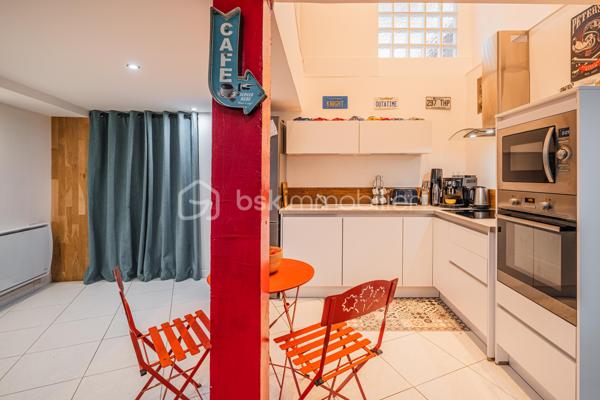 Olivier GOAZIOU BSK immobilier vous propose en exclusivité ce chaleureux appartement duplex de 104 m² rénové en 2019 et idéalement situé pour les citadins en quête de confort et de commodités. Niché dans une petite copropriété construite en 1966 et sans procédures, ce bien offre un cadre de vie calme et agréable à quelques pas de l'hyper centre et ses commodités.

Répartit sur deux niveaux, il comprend un dégagement d'entrée avec petit cellier,une belle pièce de vie de 48,81 m2 avec espace cuisine équipée.A l'étage prennent place une première chambre lumineuse de 15,14 m2 avec rangements , une seconde chambre de 12,85 m2 ainsi qu'un dégagement pouvant accueillir un espace bureau. Nous retrouverons également une salle d'eau avec coin buanderie de 7,57 m2 ainsi qu'un toilette séparé venant compléter la surface du second étage.Ce Bien en copropriété de trois lots avec des charges annuelles de 1650 €, offre une belle opportunité de résider au coeur de centre ville tout en vous procurant confort de vie, calme et jolies prestations.Stationnement en cour intérieure privée et sécurisée , garage possible en sus du prix indiqué.

Proximité immédiate avec les transports en commun et les services locaux, cet appartement vous séduira par son charme urbain. Ne manquez pas cette occasion! Plus d 'informations ?Contactez Olivier dès maintenant pour échanger sur votre projet et réserver votre visite.A bientôt