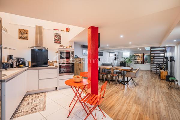Olivier GOAZIOU BSK immobilier vous propose en exclusivité ce chaleureux appartement duplex de 104 m² rénové en 2019 et idéalement situé pour les citadins en quête de confort et de commodités. Niché dans une petite copropriété construite en 1966 et sans procédures, ce bien offre un cadre de vie calme et agréable à quelques pas de l'hyper centre et ses commodités.

Répartit sur deux niveaux, il comprend un dégagement d'entrée avec petit cellier,une belle pièce de vie de 48,81 m2 avec espace cuisine équipée.A l'étage prennent place une première chambre lumineuse de 15,14 m2 avec rangements , une seconde chambre de 12,85 m2 ainsi qu'un dégagement pouvant accueillir un espace bureau. Nous retrouverons également une salle d'eau avec coin buanderie de 7,57 m2 ainsi qu'un toilette séparé venant compléter la surface du second étage.Ce Bien en copropriété de trois lots avec des charges annuelles de 1650 €, offre une belle opportunité de résider au coeur de centre ville tout en vous procurant confort de vie, calme et jolies prestations.Stationnement en cour intérieure privée et sécurisée , garage possible en sus du prix indiqué.

Proximité immédiate avec les transports en commun et les services locaux, cet appartement vous séduira par son charme urbain. Ne manquez pas cette occasion! Plus d 'informations ?Contactez Olivier dès maintenant pour échanger sur votre projet et réserver votre visite.A bientôt