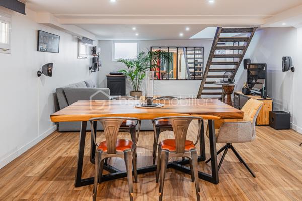 Olivier GOAZIOU BSK immobilier vous propose en exclusivité ce chaleureux appartement duplex de 104 m² rénové en 2019 et idéalement situé pour les citadins en quête de confort et de commodités. Niché dans une petite copropriété construite en 1966 et sans procédures, ce bien offre un cadre de vie calme et agréable à quelques pas de l'hyper centre et ses commodités.

Répartit sur deux niveaux, il comprend un dégagement d'entrée avec petit cellier,une belle pièce de vie de 48,81 m2 avec espace cuisine équipée.A l'étage prennent place une première chambre lumineuse de 15,14 m2 avec rangements , une seconde chambre de 12,85 m2 ainsi qu'un dégagement pouvant accueillir un espace bureau. Nous retrouverons également une salle d'eau avec coin buanderie de 7,57 m2 ainsi qu'un toilette séparé venant compléter la surface du second étage.Ce Bien en copropriété de trois lots avec des charges annuelles de 1650 €, offre une belle opportunité de résider au coeur de centre ville tout en vous procurant confort de vie, calme et jolies prestations.Stationnement en cour intérieure privée et sécurisée , garage possible en sus du prix indiqué.

Proximité immédiate avec les transports en commun et les services locaux, cet appartement vous séduira par son charme urbain. Ne manquez pas cette occasion! Plus d 'informations ?Contactez Olivier dès maintenant pour échanger sur votre projet et réserver votre visite.A bientôt