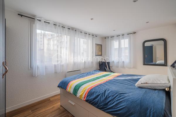 Olivier GOAZIOU BSK immobilier vous propose en exclusivité ce chaleureux appartement duplex de 104 m² rénové en 2019 et idéalement situé pour les citadins en quête de confort et de commodités. Niché dans une petite copropriété construite en 1966 et sans procédures, ce bien offre un cadre de vie calme et agréable à quelques pas de l'hyper centre et ses commodités.

Répartit sur deux niveaux, il comprend un dégagement d'entrée avec petit cellier,une belle pièce de vie de 48,81 m2 avec espace cuisine équipée.A l'étage prennent place une première chambre lumineuse de 15,14 m2 avec rangements , une seconde chambre de 12,85 m2 ainsi qu'un dégagement pouvant accueillir un espace bureau. Nous retrouverons également une salle d'eau avec coin buanderie de 7,57 m2 ainsi qu'un toilette séparé venant compléter la surface du second étage.Ce Bien en copropriété de trois lots avec des charges annuelles de 1650 €, offre une belle opportunité de résider au coeur de centre ville tout en vous procurant confort de vie, calme et jolies prestations.Stationnement en cour intérieure privée et sécurisée , garage possible en sus du prix indiqué.

Proximité immédiate avec les transports en commun et les services locaux, cet appartement vous séduira par son charme urbain. Ne manquez pas cette occasion! Plus d 'informations ?Contactez Olivier dès maintenant pour échanger sur votre projet et réserver votre visite.A bientôt