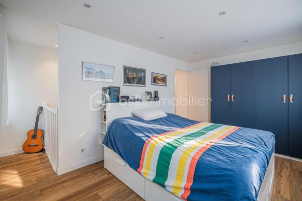 Olivier GOAZIOU BSK immobilier vous propose en exclusivité ce chaleureux appartement duplex de 104 m² rénové en 2019 et idéalement situé pour les citadins en quête de confort et de commodités. Niché dans une petite copropriété construite en 1966 et sans procédures, ce bien offre un cadre de vie calme et agréable à quelques pas de l'hyper centre et ses commodités.

Répartit sur deux niveaux, il comprend un dégagement d'entrée avec petit cellier,une belle pièce de vie de 48,81 m2 avec espace cuisine équipée.A l'étage prennent place une première chambre lumineuse de 15,14 m2 avec rangements , une seconde chambre de 12,85 m2 ainsi qu'un dégagement pouvant accueillir un espace bureau. Nous retrouverons également une salle d'eau avec coin buanderie de 7,57 m2 ainsi qu'un toilette séparé venant compléter la surface du second étage.Ce Bien en copropriété de trois lots avec des charges annuelles de 1650 €, offre une belle opportunité de résider au coeur de centre ville tout en vous procurant confort de vie, calme et jolies prestations.Stationnement en cour intérieure privée et sécurisée , garage possible en sus du prix indiqué.

Proximité immédiate avec les transports en commun et les services locaux, cet appartement vous séduira par son charme urbain. Ne manquez pas cette occasion! Plus d 'informations ?Contactez Olivier dès maintenant pour échanger sur votre projet et réserver votre visite.A bientôt