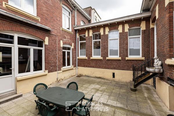 Espace professionnel au style bourgeois avec terrasse