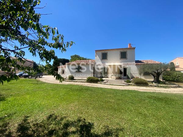 Maison récente de 147 m² avec 3 chambres, garage de 67 m² et terrain de 1 600 m² à Saint-Rémy-de-Provence
