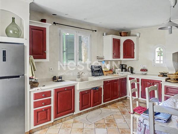 Maison récente de 147 m² avec 3 chambres, garage de 67 m² et terrain de 1 600 m² à Saint-Rémy-de-Provence