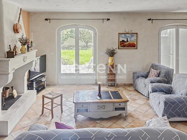 Maison récente de 147 m² avec 3 chambres, garage de 67 m² et terrain de 1 600 m² à Saint-Rémy-de-Provence