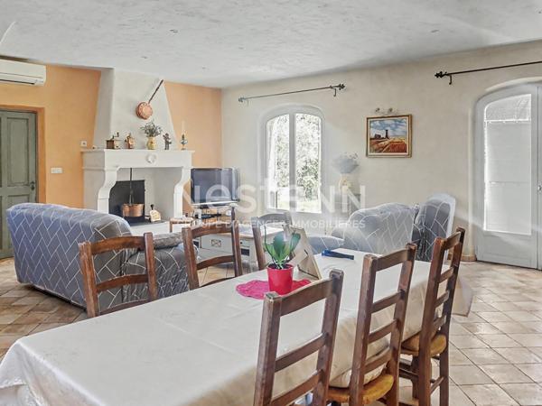 Maison récente de 147 m² avec 3 chambres, garage de 67 m² et terrain de 1 600 m² à Saint-Rémy-de-Provence