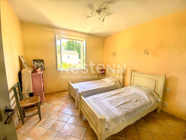 Maison récente de 147 m² avec 3 chambres, garage de 67 m² et terrain de 1 600 m² à Saint-Rémy-de-Provence