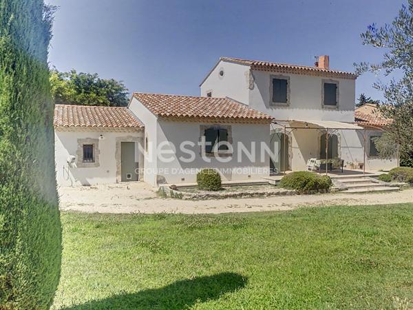Maison récente de 147 m² avec 3 chambres, garage de 67 m² et terrain de 1 600 m² à Saint-Rémy-de-Provence
