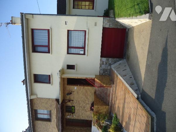 Maison de ville, semi mitoyenne, proximité de toutes commodités.